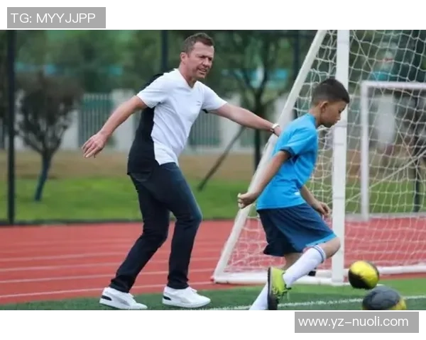 足球冯锋：从青涩少年到绿茵场上的传奇之路与心路历程